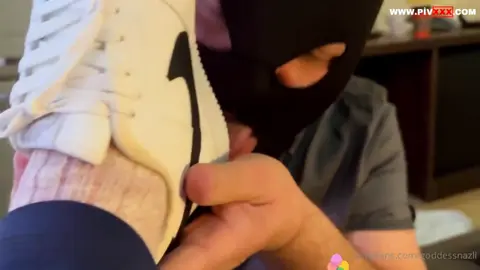 YENİ AYAKKABIMIN SOKAKTA LEŞ GİBİ OLAN TABANLARINI ÖYLECE BIRAKAMAZDIM 1