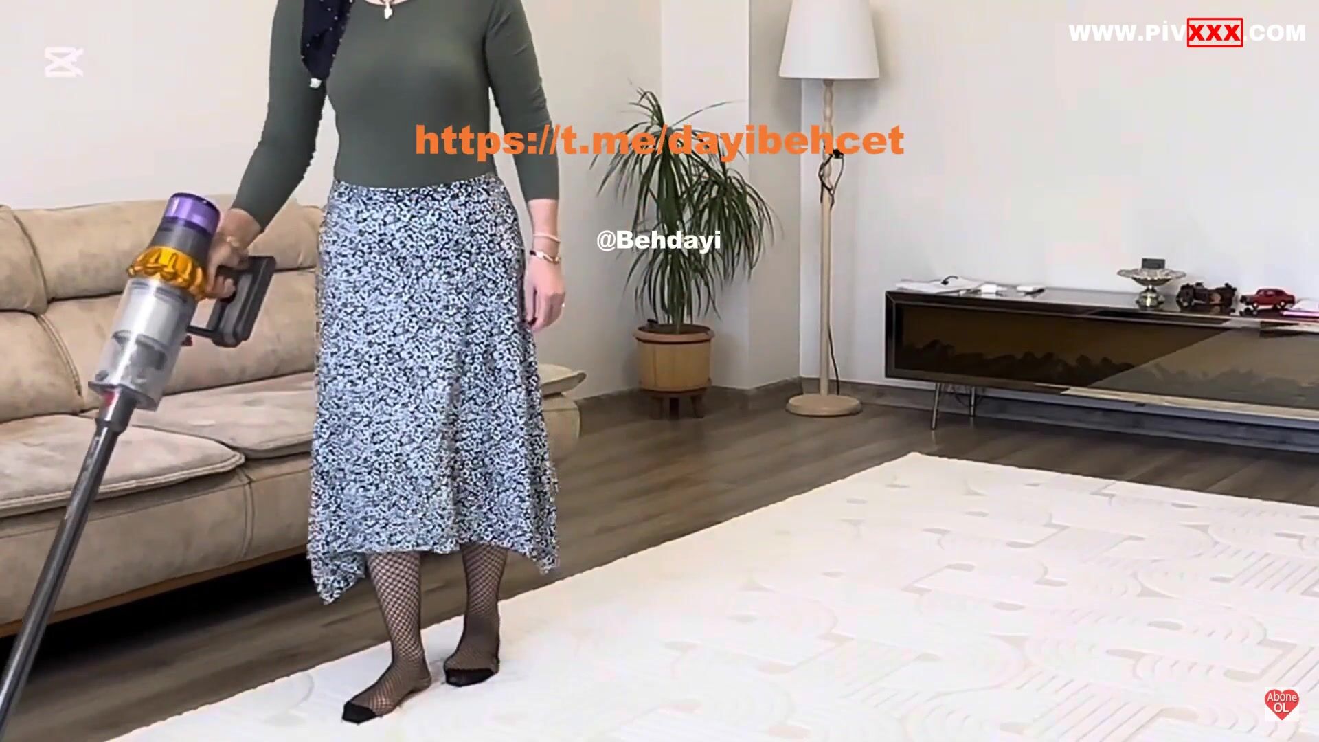 Türbanlı Fatma Evde Kalçasını Sergileyerek Temizlik Yapıyor